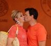 À l’approche de leurs 20 ans de mariage, Bertrand Lacherie a surpris Élodie Gossuin avec une nouvelle demande. 

Élodie Gossuin et son mari Bertrand Lacherie au photocall du village lors des Internationaux de France de Tennis de Roland Garros 2026, à Paris, France. © Dominique Jacovides/Bestimage