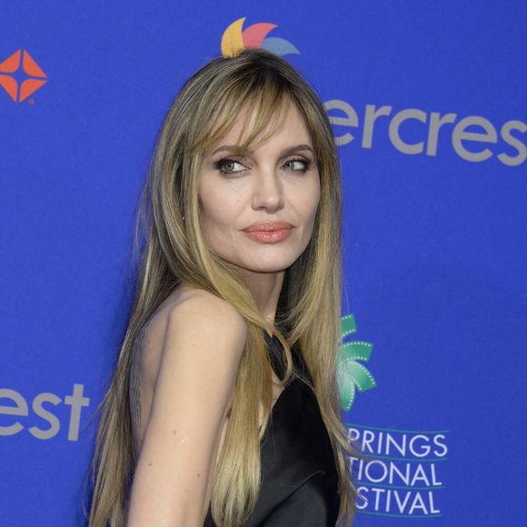 Angelina Jolie arrive à la 36e cérémonie des Palm Springs International Film Awards qui se tient au Palm Springs Convention Center le 3 janvier 2025. Photo by Tammie Arroyo/AFF/ABACAPRESS.COM