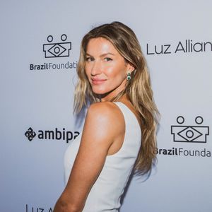 La star a adopté cette hygiène de vie après des problèmes de santé survenus au début de sa carrière.
Gisele Bundchen (robe Stella McCartney) au photocall du premier gala de Fundo Luz Alliance, un partenariat entre Gisele Bundchen et BrazilFoundation, au Fairchild Tropical Botanic Garden à Miami, Floride, Etats-Uni, le 20 mai 2023.