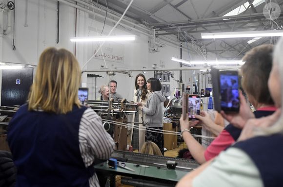 Dans l'atelier, la princesse s'est intéressée au travail des mains expertes travaillant pour la marque
Catherine (Kate) Middleton, princesse de Galles visite Corgi, un fabricant de textiles familial spécialisé dans la production de chaussettes et de tricots, le 30 janvier 2025 à Ammanford, au Pays de Galles, au Royaume-Uni, le 30 janvier 2025. Julien Burton / Bestimage
