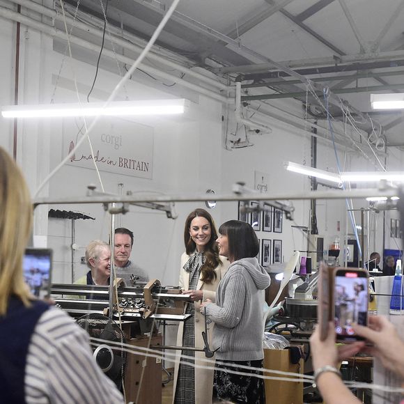 Dans l'atelier, la princesse s'est intéressée au travail des mains expertes travaillant pour la marque
Catherine (Kate) Middleton, princesse de Galles visite Corgi, un fabricant de textiles familial spécialisé dans la production de chaussettes et de tricots, le 30 janvier 2025 à Ammanford, au Pays de Galles, au Royaume-Uni, le 30 janvier 2025. Julien Burton / Bestimage