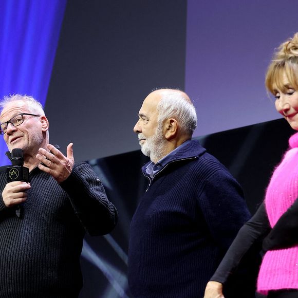 Thierry Frémaux, Gérard Jugnot, Marie-Anne Chazel durant l'hommage à Michel Blanc lors de la cérémonie d'ouverture de la 28ème édition du festival International du Film de Comédie à l'Alpe d'Huez le 13 janvier 2025.

© Dominique Jacovides / Bestimage
