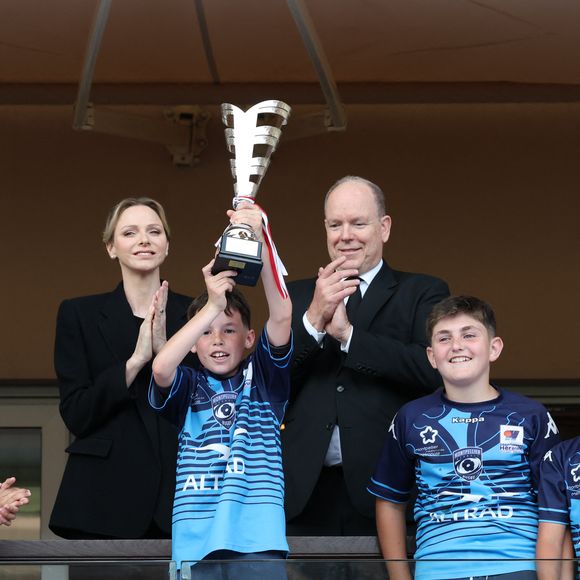 La princesse Charlene de Monaco et le prince Albert II de Monaco ont assisté, en compagnie de Gareth Wittstock, Tendai Mtawarian, le parrain de cette édition, et Thierry Dantez, le vice président de la fédération de rugby monégasque, à la finale de la 13eme éditon du Tournoi Saint Devote de rugby au Stade Louis II de Monaco, le 26 avril 2025. © Claudia Albuquerque / Bestimage