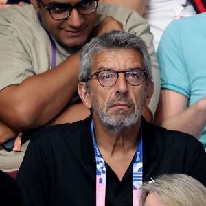 Michel Cymes - Célébrités assistent à la victoire de Léon Marchand qui devient champion Olympique sur 400 m 4 nages lors des Jeux Olympiques de Paris 2024 (JO) à Paris La Defense Arena à Nanterre le 28 juillet 2024. © Dominique Jacovides-Pierre Perusseau/Bestimage