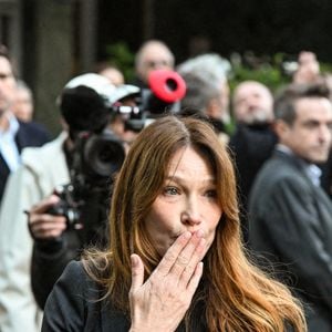 L’image, simple et lumineuse, célèbre un jour qu’elle qualifie elle-même d’essentiel. En légende, Carla Bruni confie avec une émotion palpable et un immense soulagement

Carla Bruni - Le clan Sarkozy à la sortie du domicile de Nicolas Sarkozy domicile parisien avant son incarcération à la prison de La Santé à Paris, France, le 21 octobre 2025. © Bestimage