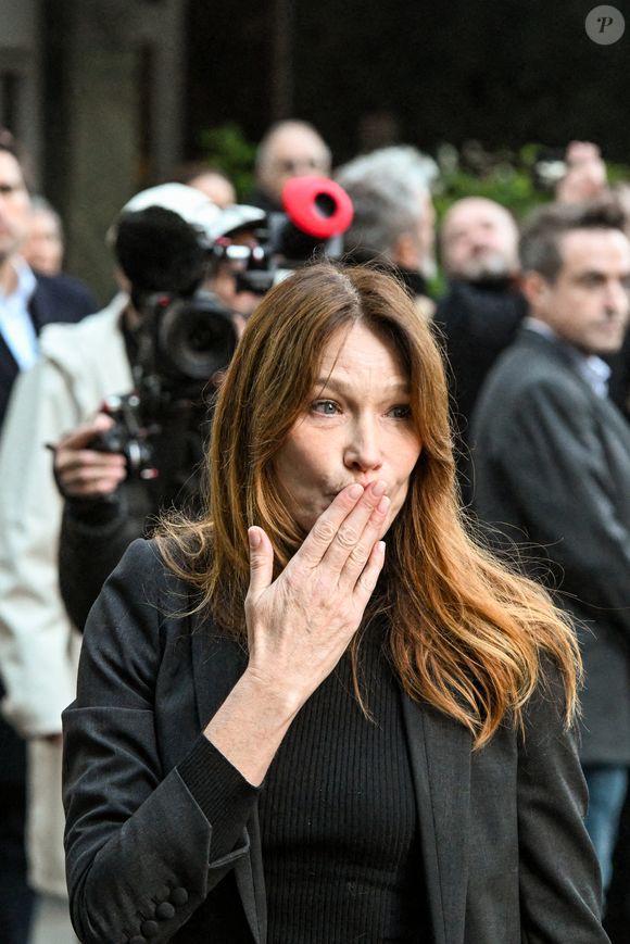 L’image, simple et lumineuse, célèbre un jour qu’elle qualifie elle-même d’essentiel. En légende, Carla Bruni confie avec une émotion palpable et un immense soulagement

Carla Bruni - Le clan Sarkozy à la sortie du domicile de Nicolas Sarkozy domicile parisien avant son incarcération à la prison de La Santé à Paris, France, le 21 octobre 2025. © Bestimage