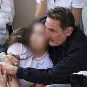 Gilles Lellouche et sa fille Ava en tribunes lors de la finale messieurs des Internationaux de France de Tennis de Roland Garros 2025 (jour 15), à Paris, France, le 8 juin 2025. © Cyril Moreau/Bestimage