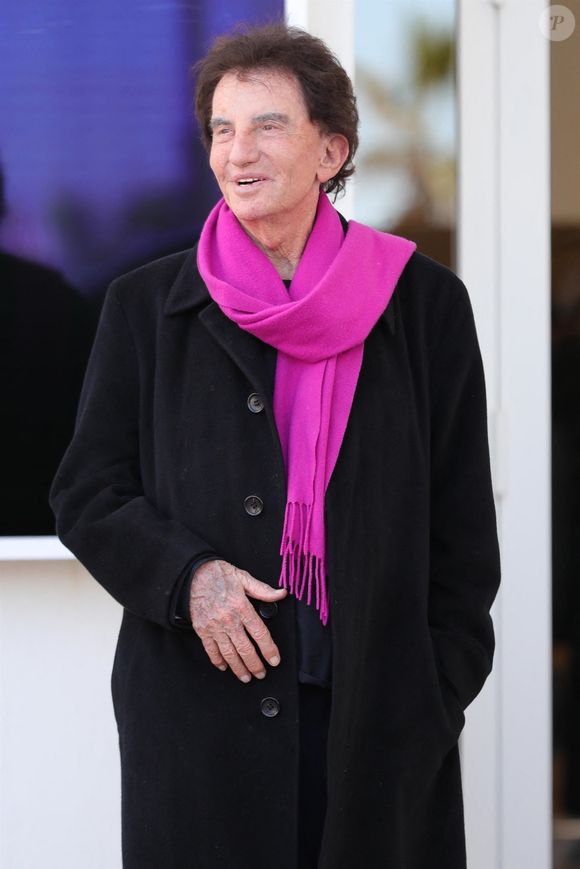Jack Lang arrive à l'hôtel "Martinez" lors du 76ème Festival International du Film de Cannes, le 16 mai 2023.