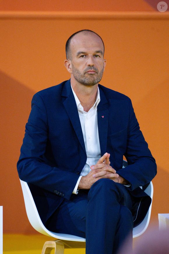 Le député de la France Insoumise Manuel Bompard devait également recevoir un colis.

Manuel Bompard à Roland Garros, le 28 août 2025. 

Photo : Federico Pestellini / PsnewZ / Bestimage