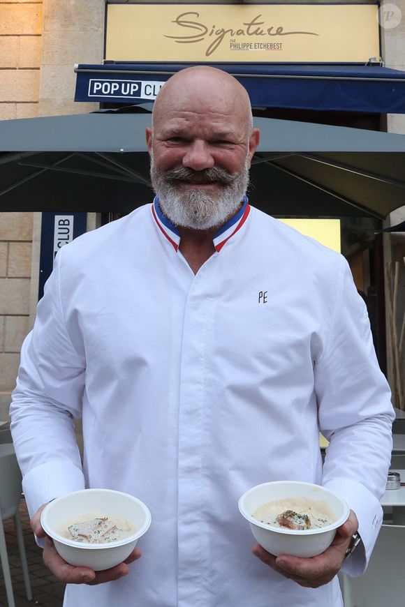 Le chef Philippe Etchebest décline son plat "Signature" en mode street food au sein du Pop Up Club à Bordeaux le 11 septembre 2023.
© Fabien Cottereau / Bestimage