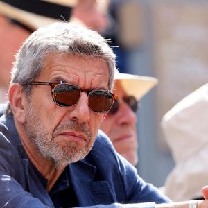 Michel Cymes dans les tribunes des Internationaux de France de tennis de Roland Garros 2024 à Paris, France, le 3 juin 2024. © Jacovides-Moreau/Bestimage
