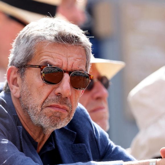 Michel Cymes dans les tribunes des Internationaux de France de tennis de Roland Garros 2024 à Paris, France, le 3 juin 2024. © Jacovides-Moreau/Bestimage