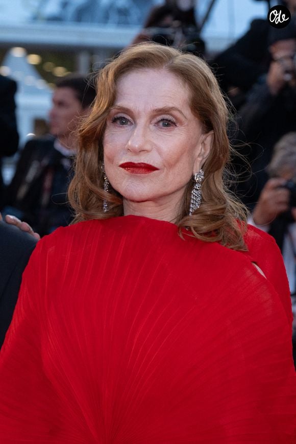 Isabelle Huppert assiste à la projection sur tapis rouge du film « Histoires Parallèles » lors du 79e Festival de Cannes, le 14 mai 2026. Photo de Laurent Zabulon/ABACAPRESS.COM