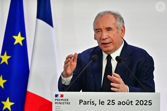 Selon un sondage publié la veille, 84 % des Français partagent son avis, rejetant la suppression des deux jours fériés.

Le Premier ministre François Bayrou lors d'une conférence de presse à Paris, France, le 25 août 2025. Depuis le 15 juillet 2025 et l'annonce de 43,8 milliards d'euros d'économies grâce à de nombreuses mesures. © Christian Liewig/Bestimage