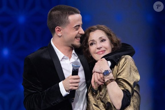 Exclusif - Tina Arena et son fils Gabriel Joseph Mancini pour les surprises lors de l'enregistrement de l'émission "La Boîte à secrets", présentée par F.Bollaert et diffusée le 23 janvier sur France 3, dans les studios du Lendit à Saint-Denis, France, le 16 décembre 2025. © Cyril Moreau/Bestimage