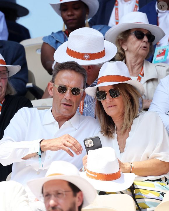Pourtant, le mariage des deux tourtereaux aurait bien pu ne jamais se dérouler...

Julien Courbet et sa femme Catherine - Célébrités dans les tribunes des Internationaux de France de tennis de Roland Garros 2023 le 6 juin 2023. © Jacovides-Moreau/Bestimage