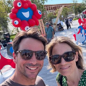 Mais le samedi 23 août, ses abonnés Instagram ont eu droit à une parenthèse inattendue : un carrousel de photos retraçant ses vacances...

Julian Bugier partage ses vacances sur Instagram en compagnie de sa conjointe Claire Fournier.