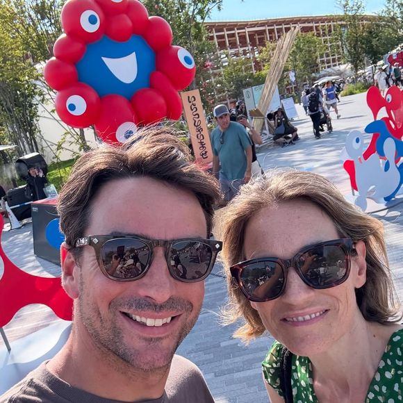 Mais le samedi 23 août, ses abonnés Instagram ont eu droit à une parenthèse inattendue : un carrousel de photos retraçant ses vacances...

Julian Bugier partage ses vacances sur Instagram en compagnie de sa conjointe Claire Fournier.