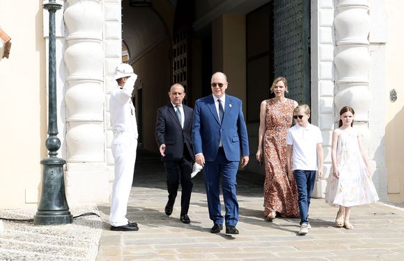 Sur Instagram, le palais princier de Monaco a partagé quelques clichés de cette journée importante sur le Rocher. 

Le prince Albert II de Monaco, la princesse Charlène et le prince Jacques et la princesse Gabriella - Cérémonie d'ouverture de la 6ème édition des Rencontres des Sites Historiques Grimaldi de Monaco, et remise des Trophées aux Officiels le 14 juin 2025. 
© Caudia Albuquerque / Bestimage
