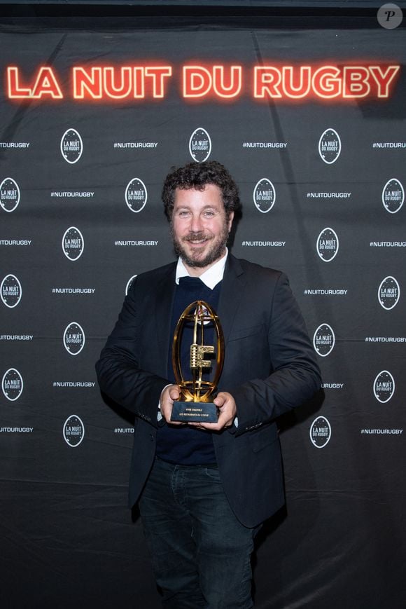 Romain Colucci, prix du "Vivre ensemble" ( Les Restos du Coeur) lors de la 17ème Nuit du Rugby à l'Olympia à Paris le 27 septembre 2021. © Pierre Perusseau / Bestimage