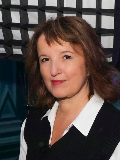 "Se souvenir de ton sourire" : Anne Roumanoff prend la parole un an après le départ du père de ses filles