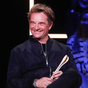 Par ailleurs, David Hallyday a annoncé qu'il allait devenir grand-père à nouveau. Sa fille Ilona est enceinte de son deuxième enfant !
David Hallyday - Enregistrement de l'émission "La Boîte à secrets", au Studio du Lendit, présentée par F.Bollaert et diffusée le 24 janvier sur France 3. Le 16 décembre 2024
© Christophe Clovis / Bestimage