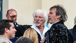 Dans sa demeure de Marly-le-Roi, cette légende vivante de la chanson s'agace : "Pour planter un drapeau français devant sa maison..."