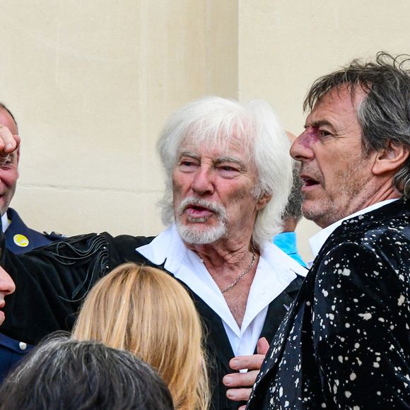 À Marly-le-Roy, il coule des jours heureux

Hugues Aufray et Jean-Luc Reichmann sur le parvis de l'église - Mariage d'Hugues Aufray et de Murielle Mégevand à l'église Saint-Vigor de Marly-Le Roy, France,