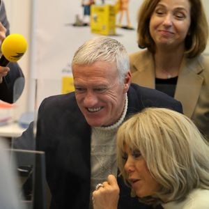 Le sélectionneur de l'équipe de France de football Didier Deschamps et Brigitte Macron se tiennent devant le bureau de poste principal de Bordeaux, dans le sud-ouest de la France, le 8 janvier 2025, alors qu'ils lancent l'édition 2025 du fonds de charité appelé "Opérations pièces jaunes", dont la fondation vise à améliorer les conditions des enfants hospitalisés. Le sélectionneur de l'équipe de France, vainqueur de la Coupe du monde 2018, Didier Deschamps, a annoncé le 8 janvier 2025 qu'il quitterait son poste après la phase finale de 2026. © Fabien Cottereau - Patrick Bernard/Bestimage