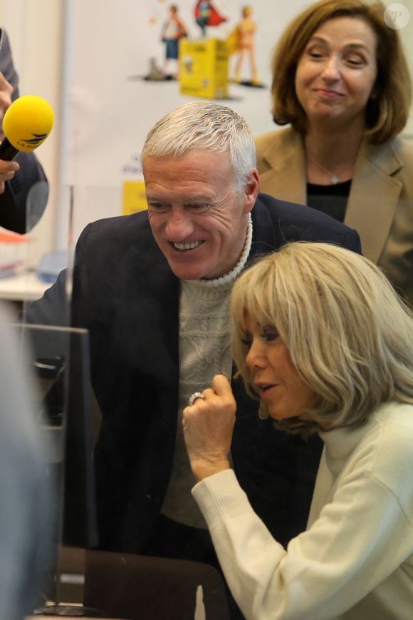 Le sélectionneur de l'équipe de France de football Didier Deschamps et Brigitte Macron se tiennent devant le bureau de poste principal de Bordeaux, dans le sud-ouest de la France, le 8 janvier 2025, alors qu'ils lancent l'édition 2025 du fonds de charité appelé "Opérations pièces jaunes", dont la fondation vise à améliorer les conditions des enfants hospitalisés. Le sélectionneur de l'équipe de France, vainqueur de la Coupe du monde 2018, Didier Deschamps, a annoncé le 8 janvier 2025 qu'il quitterait son poste après la phase finale de 2026. © Fabien Cottereau - Patrick Bernard/Bestimage