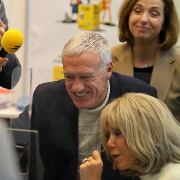 Le sélectionneur de l'équipe de France de football Didier Deschamps et Brigitte Macron se tiennent devant le bureau de poste principal de Bordeaux, dans le sud-ouest de la France, le 8 janvier 2025, alors qu'ils lancent l'édition 2025 du fonds de charité appelé "Opérations pièces jaunes", dont la fondation vise à améliorer les conditions des enfants hospitalisés. Le sélectionneur de l'équipe de France, vainqueur de la Coupe du monde 2018, Didier Deschamps, a annoncé le 8 janvier 2025 qu'il quitterait son poste après la phase finale de 2026. © Fabien Cottereau - Patrick Bernard/Bestimage