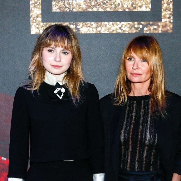 Mitty Hazanavicius et sa mère Axelle Laffont au front row du défilé Shiatzy Chen Mode Collection Prêt-à-Porter Automne/Hiver 2025-2026 lors de la Fashion Week de Paris (PFW) au palais de Tokyo, à Paris, France, le 10 mars 2025. © Christophe Clovis/Bestimage