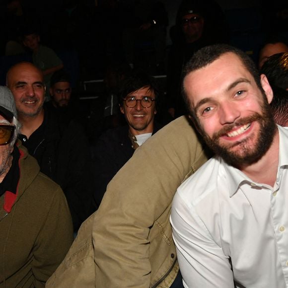 Grâce à leurs encouragements et ceux de Gérard Darmon, l'athlète est sorti vainqueur.

Exclusif - Louis Sarkozy et Gérard Darmon au championnat de kickboxing à Levallois, le 21 mai 2025. 

Photo : Vereen / Bestimage