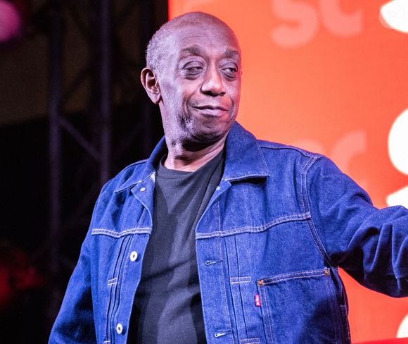 Fondé avec Bruno Fontaine, le CMIS "souhaite casser les codes des écoles traditionnelles en proposant un enseignement immersif, en conditions réelles, avec du matériel professionnel et un accompagnement sur-mesure pour chaque étudiant".

Charly Nestor au Concert de la Foire de Lyon le 8 avril 2025 Cyril Lestage / PsnewZ / Bestimage