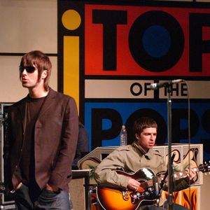 Noël et Liam Gallagher du groupe Oasis le 10 avril 2002  
©Alpha / Bestimage
