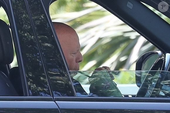 Dernièrement lors de ses rares sorties immortalisées par les paparazzis, l'heureux papa de cinq enfants semblait particulièrement affaibli. 

EXCLUSIF Marina Del Rey, CA Bruce Willis a été aperçu dans sa voiture en train de siroter une SunLife, semblant en bonne santé malgré sa maladie - 2025 (Backgrid USA / Bestimage).