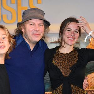 Billy, le fils de Philippe Katrine et Julie Depardieu, Philippe Katerine, sa fille Edie Blanchard - Avant-première du film "Voleuses" diffusé sur Netflix.
Paris le 24 octobre 2023.
© Veeren / Bestimage