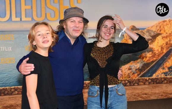 Billy, le fils de Philippe Katrine et Julie Depardieu, Philippe Katerine, sa fille Edie Blanchard  - Avant-première du film "Voleuses" diffusé sur Netflix. 
Paris le 24 octobre 2023.

© Veeren / Bestimage