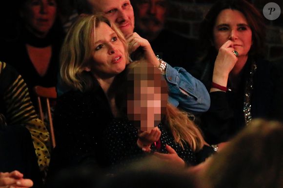 Exclusif - Wendy Bouchard et sa fille Lily - Dernier tour de chant de Jean-Jacques Debout au club "Le Bal Blomet " à Paris le 22 mars 2025. Jean-Jacques Debout, qui nous a écrit de si belles chansons, interpète un mélange de ses anciens succès de et de nouvelles compostions "Au Revoir Mais Pas Adieu", dont une consacrée au Bal Blomet. © Christophe Clovis/Bestimage