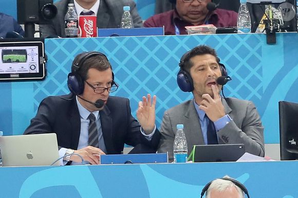 Les commentateurs Bixente Lizarazu et Grégoire Margotton lors de la 8ème de finale du match de coupe du monde opposant l'Angleterre à la Colombie au stade Spartak à Moscou, Russie, le 3 juillet 2018. L'Angleterre a gagné le match 4-3 aux tirs au but après un match nul 1-1. © Cyril Moreau/Bestimage