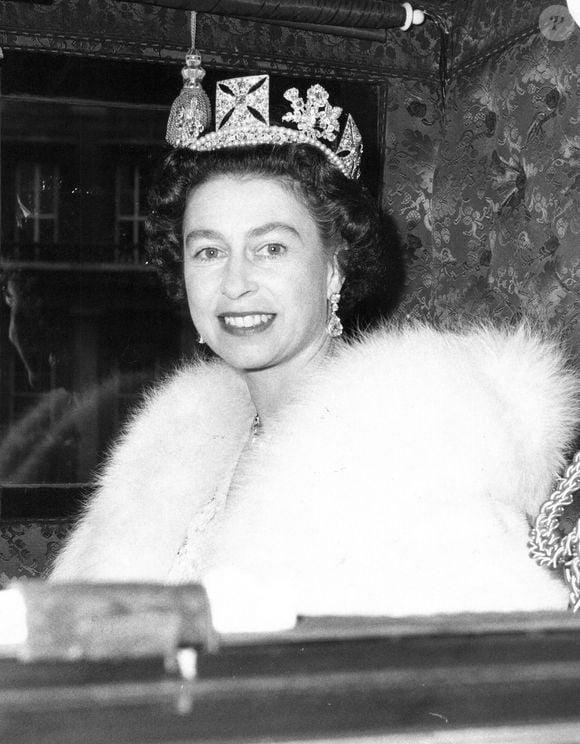 Archives - Rétrospective la reine Elisabeth II d'Angleterre - La reine Elisabeth II d’Angleterre quitte Buckingham Palace pour se rendre au Parlement en calèche, le 31 octobre 1967.