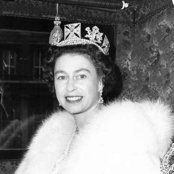 Archives - Rétrospective la reine Elisabeth II d'Angleterre - La reine Elisabeth II d’Angleterre quitte Buckingham Palace pour se rendre au Parlement en calèche, le 31 octobre 1967.