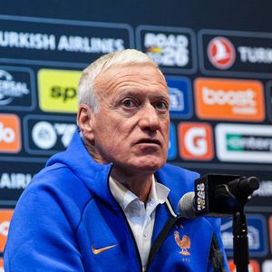 Mais derrière le sélectionneur, une autre facette plus discrète existe…

Le sélectionneur de l'équipe de France Didier DESCHAMPS s'adresse à la presse lors de la conférence de presse précédant la séance d'entraînement de l'équipe de France au centre d'entraînement du New England Revolution le 25 mars 2026 à Foxborough, Massachusetts, États-Unis. Photo by Daniel Derajinski/Icon Sport/Abacapress.com