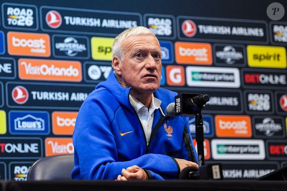 Mais derrière le sélectionneur, une autre facette plus discrète existe…

Le sélectionneur de l'équipe de France Didier DESCHAMPS s'adresse à la presse lors de la conférence de presse précédant la séance d'entraînement de l'équipe de France au centre d'entraînement du New England Revolution le 25 mars 2026 à Foxborough, Massachusetts, États-Unis. Photo by Daniel Derajinski/Icon Sport/Abacapress.com