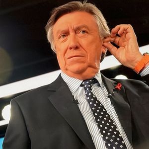 Jacques Legros présente son dernier JT de 13 heures en sa qualité de joker pendant près de 26 ans sur TF1, le 9 mai 2025. Emu aux larmes, le journaliste a passé le relais à Isabelle Ithurburu, qui sera à partir de mi-juillet 2025.  © Agence via Bestimage