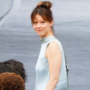 Mia Goth - Arrivées au défilé DIOR de la mode homme Printemps/Été 2026 dans le cadre de la Fashion Week de Paris à l'Hôtel National des Invalides, Place Vauban, à Paris, France, le 27 juin 2025. © Christophe Clovis/Bestimage