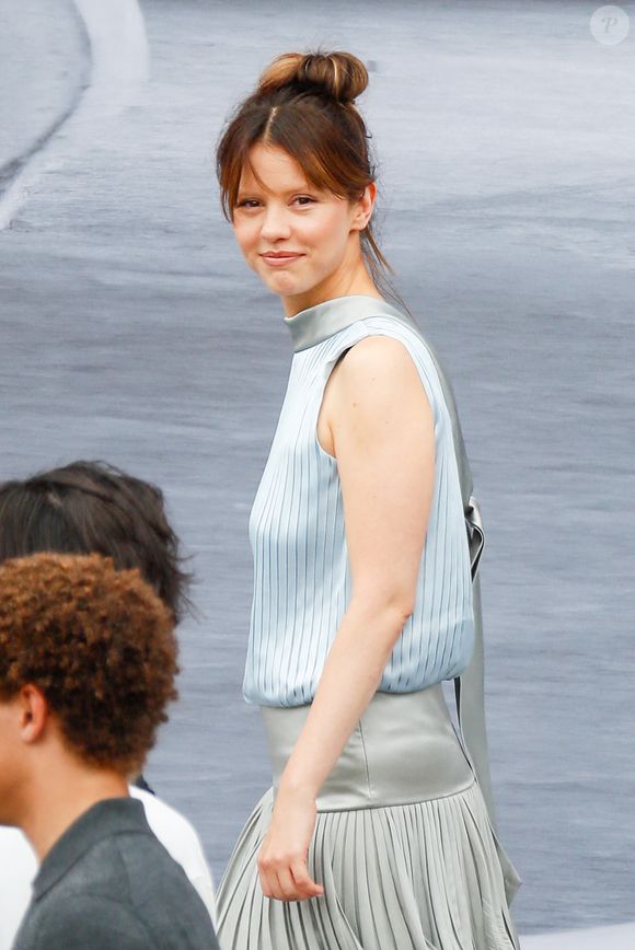 Mia Goth - Arrivées au défilé DIOR de la mode homme Printemps/Été 2026 dans le cadre de la Fashion Week de Paris à l'Hôtel National des Invalides, Place Vauban, à Paris, France, le 27 juin 2025. © Christophe Clovis/Bestimage