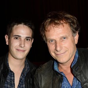 Mais ceux qui ont également foulé les planches ensemble dans "Les Enfants terribles" de Jean Cocteau ont-ils prévu de se retrouver dans un nouveau projet artistique ?

Charles Berling et son fils Emile - People à la générale de la pièce "Un dîner d'adieu" au Théâtre Edouard Vll à Paris le 15 septembre 2014. © COADIC GUIREC / BESTIMAGE
