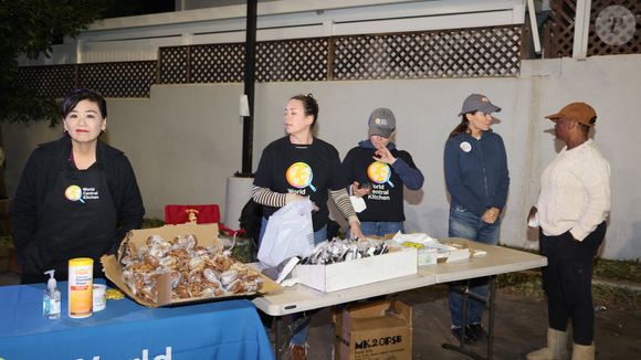 "Mais oui, j'ai perdu une amie qui n'est pas sortie à temps..."

Jennifer Garner apporte son aide en participant à la World Central Kitchen qui sert des repas aux victimes des feux en Californie