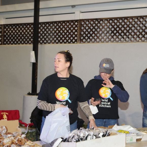 "Mais oui, j'ai perdu une amie qui n'est pas sortie à temps..."

Jennifer Garner apporte son aide en participant à la World Central Kitchen qui sert des repas aux victimes des feux en Californie